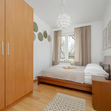 Heart Of Spacious By Renters Apartment *